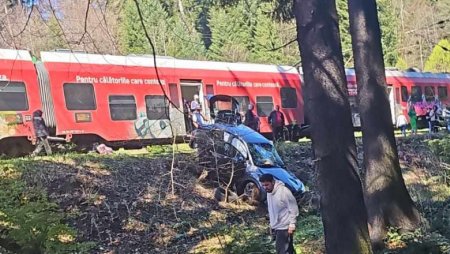 O masina cu doi angajati ai Ambasadei Indiei, lovita de un tren pe <span style='background:#EDF514'>VALEA PRAHOVEI</span>. Nu sunt victime