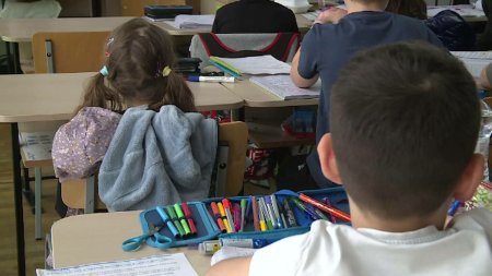 Ministerul Educatiei aloca 21 de milioane de euro ca sa-i invete pe <span style='background:#EDF514'>EDUCATORI</span> si invatatori sa predea