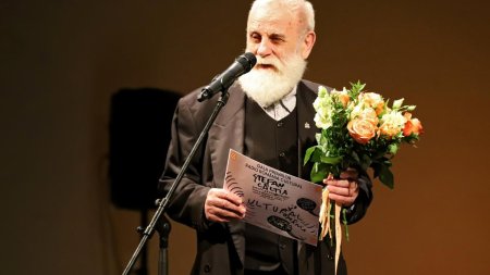 Stefan Caltia deseneaza diplomele Galei Premiilor Radio Romania Cultural 2024