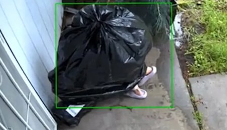 Momentul in care <span style='background:#EDF514'>UN HOT</span> infasurat intr-un sac de gunoi sustrage un pachet de pe veranda unei case din Sacramento. Ce a furat