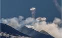 Vulcanul <span style='background:#EDF514'>ETNA</span> se da in spectacol. Arunca in aer cercuri perfecte de fum, unele chiar roz! GALERIE FOTO