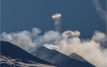 Vulcanul Etna se da in spectacol. Arunca in aer cercuri perfecte de fum, unele chiar roz! <span style='background:#EDF514'>GALERIE FOTO</span>