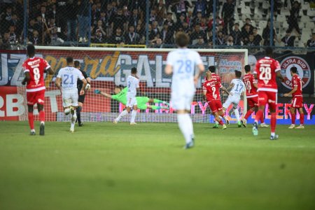 Galatenii s-au distrat dupa victoria cu Dinamo: De cand si-a luat ghetele noi zice ca da goluri ca <span style='background:#EDF514'>MBAPPE</span>