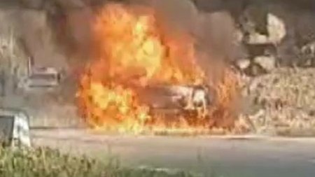 Ia foc si asfaltul. Momentul in care o masina se face scrum pe o sosea din Romania. <span style='background:#EDF514'>SOFERITA</span> s-a salvat in ultima clipa