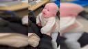 Reactia induiosatoare a unui bebelus care aude pentru prima data vocea mamei sale, cu ajutorul unui aparat auditiv | VIDEO