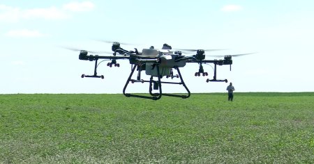 Echipamente <span style='background:#EDF514'>HIGH</span>-tech, trimise pe camp sa salveze culturile agricole. Cat de eficiente sunt dronele VIDEO
