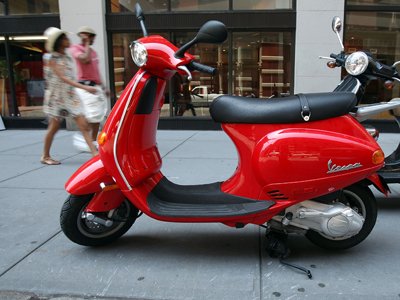 Lege: Mopede si motociclete fara triunghiuri reflectorizante, trusa de prim-ajutor si extinctor