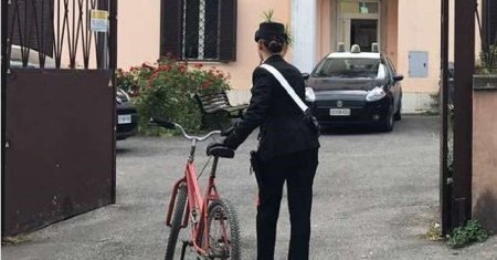 Ce a patit un roman care furat o bicicleta in Italia! Pedeapsa dura pentru altul care a aruncat <span style='background:#EDF514'>TIGARI</span> pe geamul masinii in Olanda