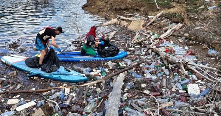 Tone de gunoaie, adunate din lacul de acumulare Siriu de membrii unui club de sport nautic VIDEO