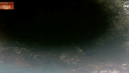 Cum s-a vazut <span style='background:#EDF514'>ECLIPSA</span> de soare din spatiu. Imagini filmate de astronautii de la bordul SSI. VIDEO