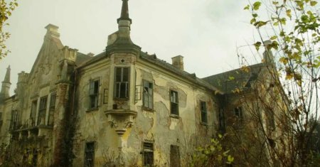 Misterul unui castel vechi de sute de ani din Romania. De ce se spune ca ar fi <span style='background:#EDF514'>BANTUIT</span> de fantome