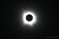 Fotografia din timpul eclipsei <span style='background:#EDF514'>SOLARE</span> care s-a viralizat: un avion 