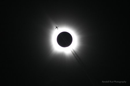 Fotografia din timpul <span style='background:#EDF514'>ECLIPSE</span>i solare care s-a viralizat: un avion taie discul Soarelui fix in momentul totalitatii