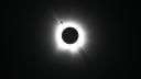 O imagine care a surprins un avion, Luna si Soarele in timpul eclipsei totale din SUA a devenit virala. FOTO