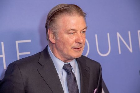 Alec Baldwin nu avea niciun control asupra propriilor emotii, tipa si injura frecvent pe <span style='background:#EDF514'>PLATOU</span>l de filmare de la Rust, sustin procurorii