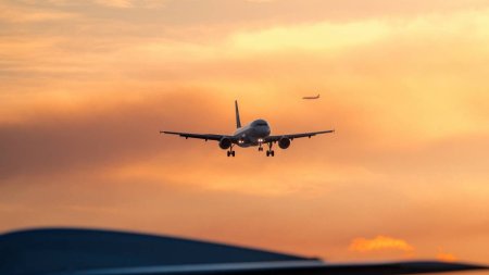 Motivul pentru care un avion Ryanair a aterizat de urgenta, din cauza a doi tineri. Toti pasagerii au fost <span style='background:#EDF514'>REVOLTA</span>ti: Asta e tot ce au facut?!