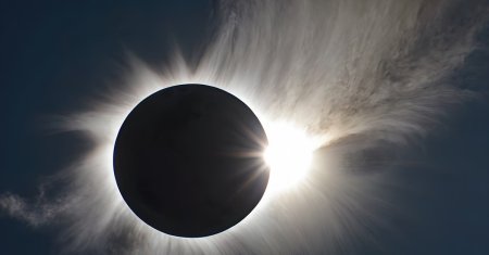 Ce detaliu inedit a surprins un fotograf in timpul eclipsei de Soare. Imaginea spectaculoasa a fost distribuita in toate colturile lumii