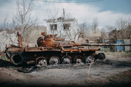 Pe fondul penuriei de obuze, dronele ieftine ale Ucrainei decimeaza tancurile rusesti: au distrus 66% din acestea, potrivit unui oficial NATO