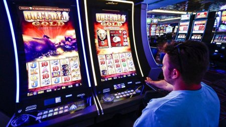 O angajata a unei sali de jocuri de noroc a furat peste 22.000 de lei din <span style='background:#EDF514'>SEIF</span>