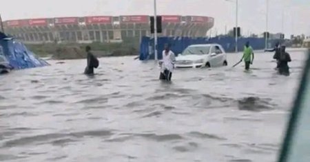 <span style='background:#EDF514'>CARTIERUL</span> Ndanou din Kinshasa a fost sub apa ca urmare a cedarii barajului din apropiere
