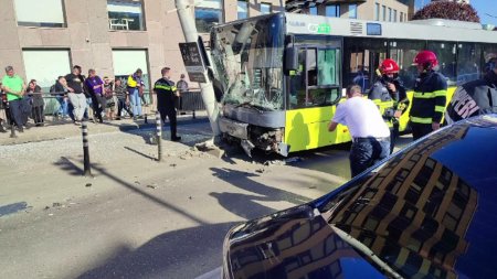 Un autobuz din Iasi a lovit o masina intrata pe <span style='background:#EDF514'>CONTRAS</span>ens si dupa a intrat intr-un stalp. Patru pasageri au ajuns la spital