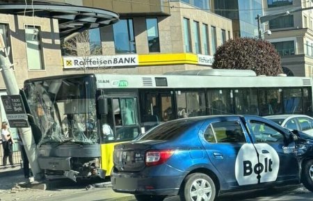 Un autobuz din Iasi a lovit o masina, apoi s-a oprit intr-un <span style='background:#EDF514'>STALP</span>. Patru persoane au ajuns la spital
