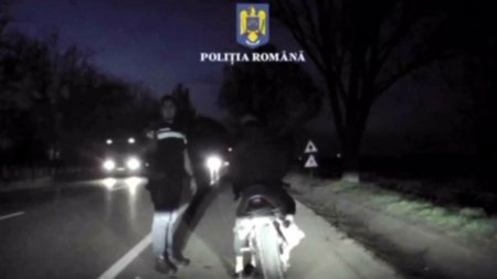 Motocilist urmarit de politisti 30 de kilometri, in Bacau. Ce au aflat cand l-au imobilizat