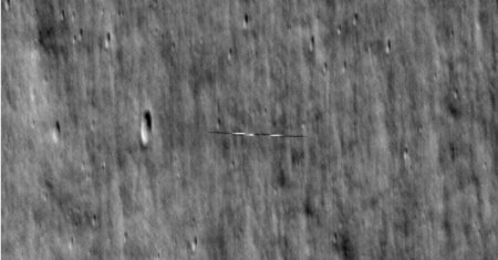 NASA a observat un obiect plat extrem de rapid, zburand in jurul Lunii si a publicat imaginile