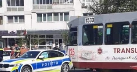 Autospeciala BMW de Politie, lovita de un tramvai, pe un bulevard din Galati VIDEO