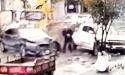 A scapat la milimetru. Un barbat s-a ales doar cu o sperietura, dupa ce doua masini s-au ciocnit langa el, intr-o intersectie, in China | VIDEO