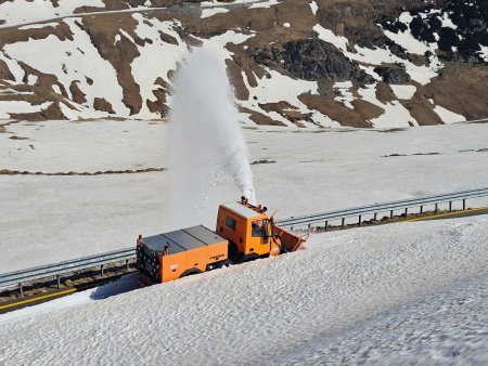 Drumarii lucreaza pentru a deszapezi Transalpina / Se intervine cu auto<span style='background:#EDF514'>FREZE</span> de mare capacitate - FOTO / VIDEO