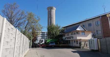 Castelul de apa din <span style='background:#EDF514'>SLATINA</span>, pus la pamant. Motivul demolarii a nemultumit localnicii. Am crescut cu el aici VIDEO