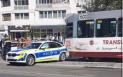 O masina de politie a fost <span style='background:#EDF514'>LOVITA</span> de tramvai, la Galati. Vatmanita a fost amendata