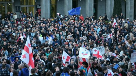 <span style='background:#EDF514'>PROTESTE</span> masive in Georgia. Oamenii au iesit din nou in strada, dupa un an, din cauza unei legi rusesti