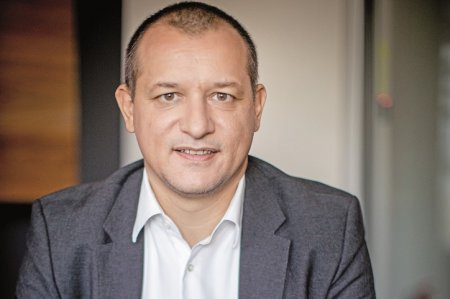 Cristian Sporis, vicepresedinte Raiffeisen Bank, primeste un nou an de mandat in functia de presedinte al <span style='background:#EDF514'>AMCHAM</span> Romania