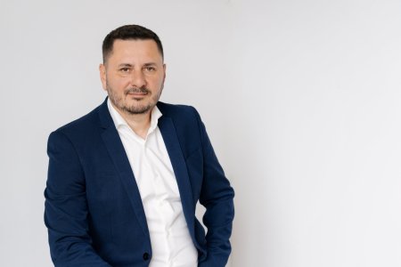 System <span style='background:#EDF514'>INNOVA</span>tion Romania, integrator de solutii software de business, si-a crescut cifra de afaceri cu 21,5% in 2023, peste pragul de 2,6 mil. euro. Pentru 2024, ne asteaptam la un an stabil, cu un numar mai mare de proiecte noi si o crestere sustinuta in domeniul Business Analytics