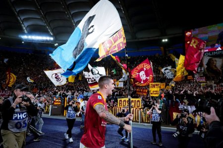 <span style='background:#EDF514'>AUTORUL</span> unicului gol in ultimul derby al Romei, amendat pentru un steag. Ce au decis fanii giallorossii!