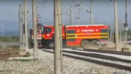 Autospeciala de pompieri care a trecut prin fata unui tren era in misiune. Manevra l-ar putea costa locul de munca pe sofer