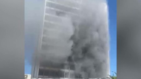 Hotel din Mamaia, cuprins de flacari. Focul ar fi fost provocat de o tigara aruncata la in<span style='background:#EDF514'>TAMPLAR</span>e