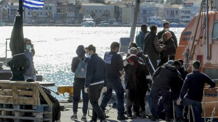 Trei copii au decedat dupa ce o ambarcatiune cu migranti s-a rasturnat in largul unei insule din Grecia