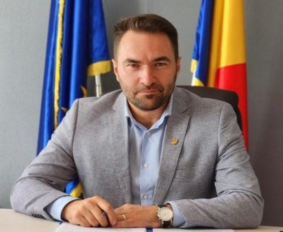 Cine este <span style='background:#EDF514'>PREFECTUL</span> din zona Moldovei, care si-a dat demisia pentru a candida la Primarie. Asa este corect din punct de vedere moral
