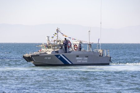 Operatiune de salvare in largul insulei grecesti Chios, dupa naufragiul unei ambarcatiuni cu <span style='background:#EDF514'>MIGRANTI</span> din Turcia. Trei fete au fost gasite moarte