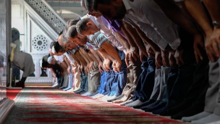 Cei 60 de mii de musulmani romani sarbatoresc Ramazan Bayram-ul. Cea mai mare comunitate se afla <span style='background:#EDF514'>LA CONSTANTA</span>