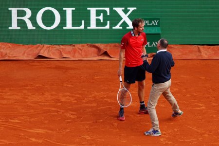 <span style='background:#EDF514'>DANIIL</span> Medvedev, furios, dar invingator la Monte Carlo: Sunteti ridicoli, am pierdut nenorocitul de game!