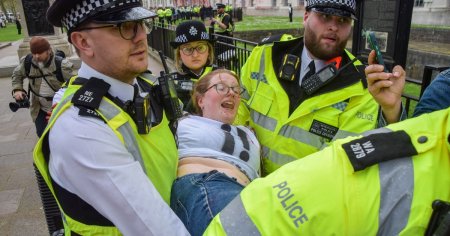 Cinci protestanti pro-<span style='background:#EDF514'>PALESTINA</span>, arestati dupa ce au aruncat vopsea rosie pe sediul Ministerului Apararii din Marea Britanie | VIDEO