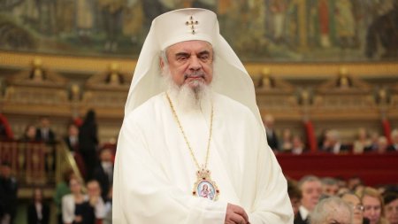 Patriarhul Daniel cere majorarea salariilor personalului neclerical la nivelul <span style='background:#EDF514'>SALARIULUI MINIM</span> pe economie: Asteptam cu speranta