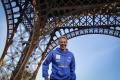 O frantuzoaica a doborat recordul mondial la catarare pe franghie: a urcat pana la etajul al doilea al Turnului Eiffel