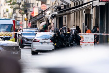 Atac cu cutitul in Franta, la <span style='background:#EDF514'>BORDEA</span>ux, soldat cu un mort si un ranit. Politistii l-au ucis pe agresor