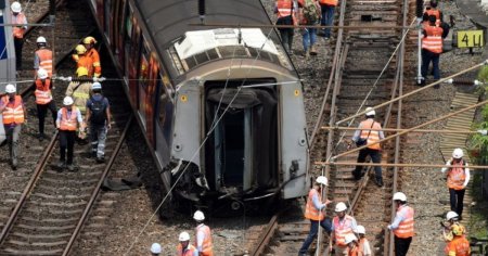 In Taiwan, un tren de pasageri a lovit bucati de roca aflate pe sine