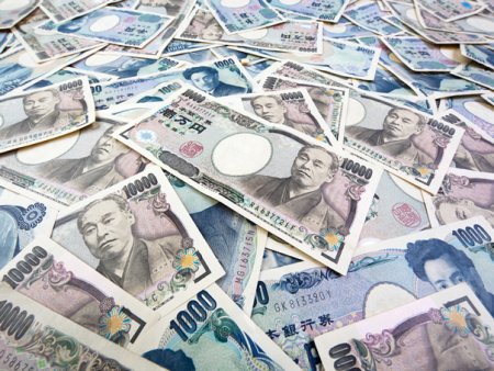 Yenul japonez atinge minimul ultimilor 34 de ani. Reactia ministrului de finante nipon